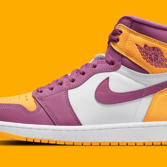 Nike Men's Air Jordan 1 Retro High OG Sneaker - Picture 2 of 5